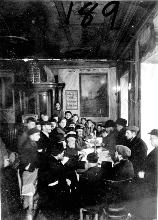 יהודים לומדים תורה סביב שולחן, גטו ורשה